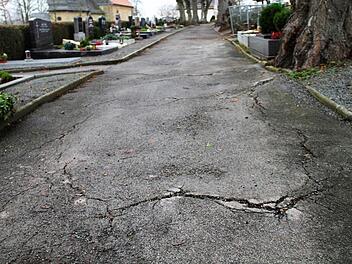 Nicht kostendeckend: Wegen aufgeworfener Straßenbeläge und Wurzelwerk, das zur Stolperfalle wird besteht am Friedhof in Burgkunstadt Sanierungsbedarf. Kostendeckend ist die Einrichtung mit Rücksicht auf die Bürger allerdings trotz der städtischen Finanzklemme kaum zu betreiben. Foto: Gerda Völk