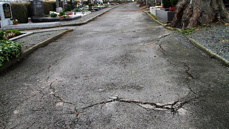 Nicht kostendeckend: Wegen aufgeworfener Straßenbeläge und Wurzelwerk, das zur Stolperfalle wird besteht am Friedhof in Burgkunstadt Sanierungsbedarf. Kostendeckend ist die Einrichtung mit Rücksicht auf die Bürger allerdings trotz der städtischen Finanzklemme kaum zu betreiben. Foto: Gerda Völk