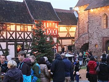 Eine stimmungsvolle Atmosphäre herrscht an den Gaden und der alten Wehrkirche. Foto: Gerd Schaar
