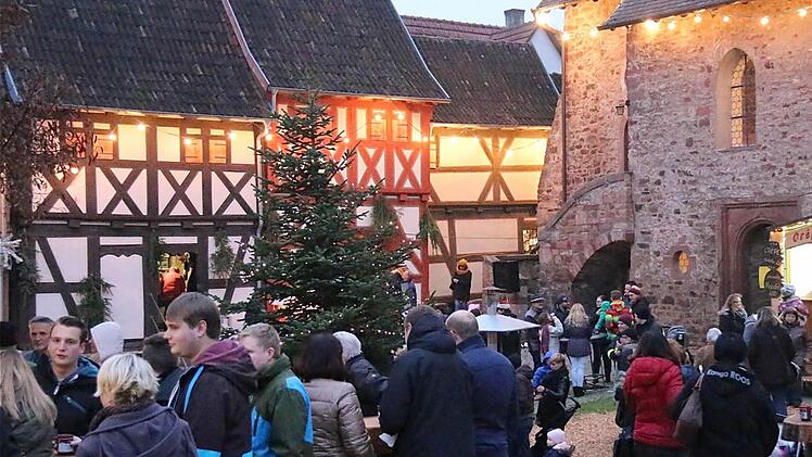 Eine stimmungsvolle Atmosphäre herrscht an den Gaden und der alten Wehrkirche. Foto: Gerd Schaar