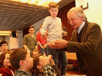 Die "Ein-Dollar-Brille" demonstrierte Claus Güllich den Eltmanner Realschülern. Foto: Günther Geiling