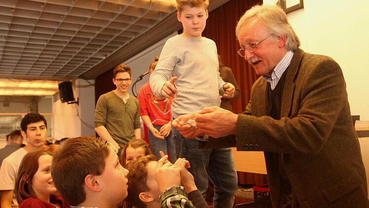 Die "Ein-Dollar-Brille" demonstrierte Claus Güllich den Eltmanner Realschülern. Foto: Günther Geiling