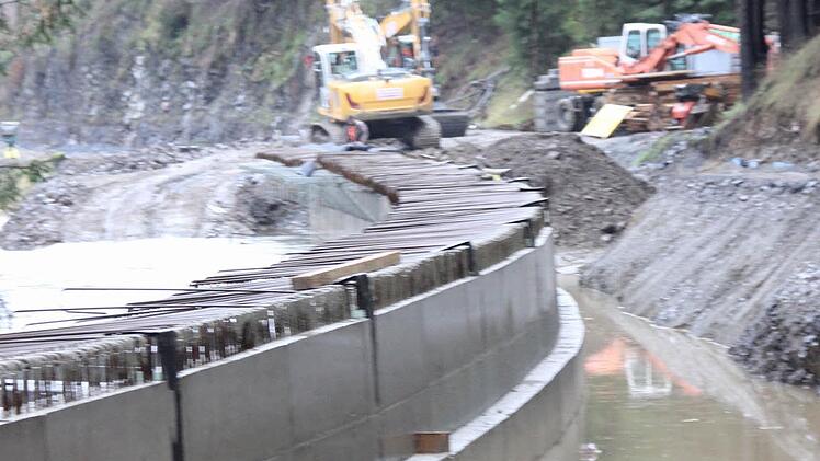 An der Kreisstraße 3 laufen die Bauarbeiten bereits seit Monaten auf Hochtouren. Foto: Friedwald Schedel