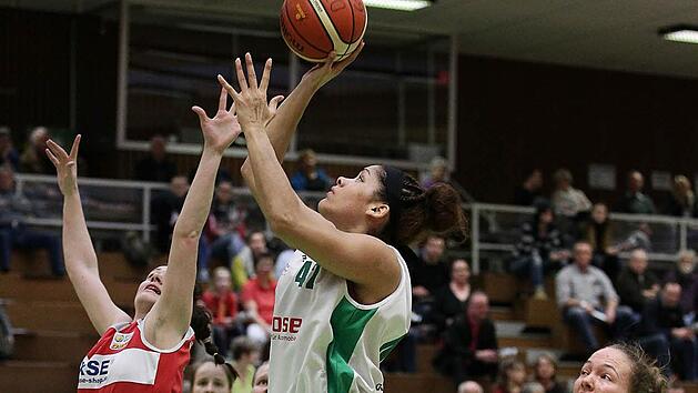 Nach der Niederlage in Mainz m&uuml;ssen Miranda Cantrell, die hier punktet, und ihre Teamkameradinnen von der DJK Brose Bamberg um den Einzug in die Play-offs um die Meisterschaft der 2. Liga S&uuml;d bangen. Foto: sportpress