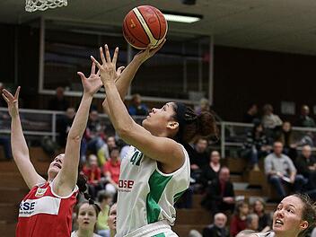 Nach der Niederlage in Mainz müssen Miranda Cantrell, die hier punktet, und ihre Teamkameradinnen von der DJK Brose Bamberg um den Einzug in die Play-offs um die Meisterschaft der 2. Liga Süd bangen. Foto: sportpress