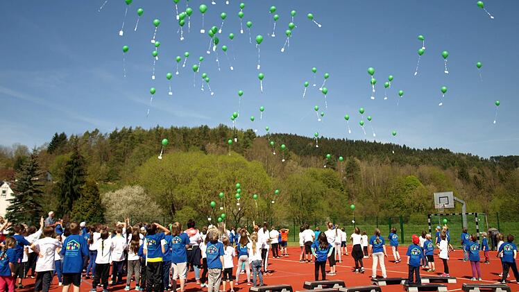 Auf die Plätze, fertig, los ... Ein Meer an grünen Luftballons fliegt in den strahlend blauen Himmel und erinnert an das Lied "99 Luftballons". Foto: Susanne Deuerling