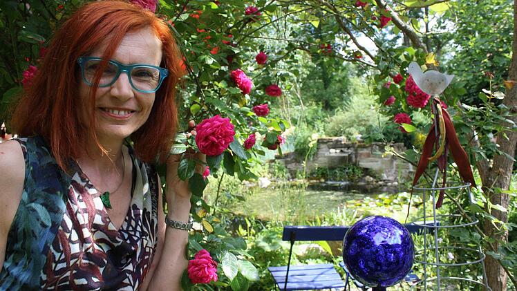 Gabriele Graßmuck aus Bad Rodach ist stolz auf ihr Paradies in der Hildburghäuser Straße. Hier zeigt sie einen prächtigen, gerade einmal drei Jahre alten Strauch herrlich duftender, englischer Rosen. Foto: Henning Schuster