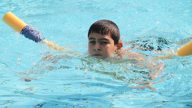 Schwimmkurs für Flüchtlingskinder im Kulmbacher Freibad Foto: Dagmar Besand