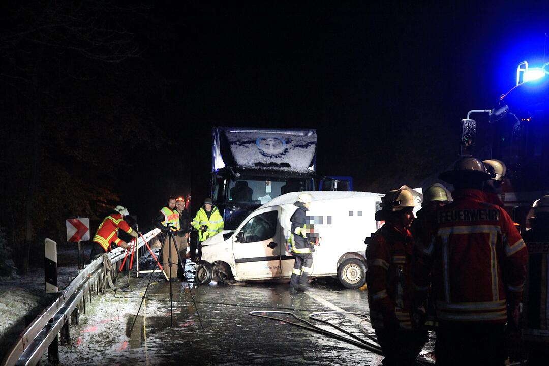 Tödlicher Glätteunfall in Unterfranken – Lkw und Kastenwagen krachen frontal ineinander