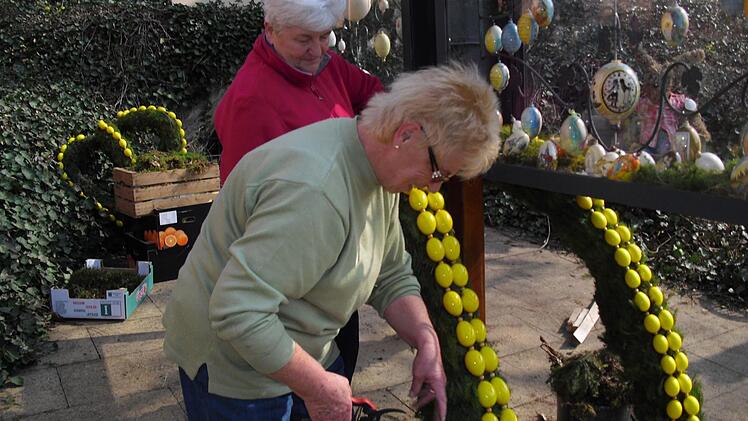 Zum Schluss wird der Osterbrunnen geschmückt. Foto: Helmut Klösel