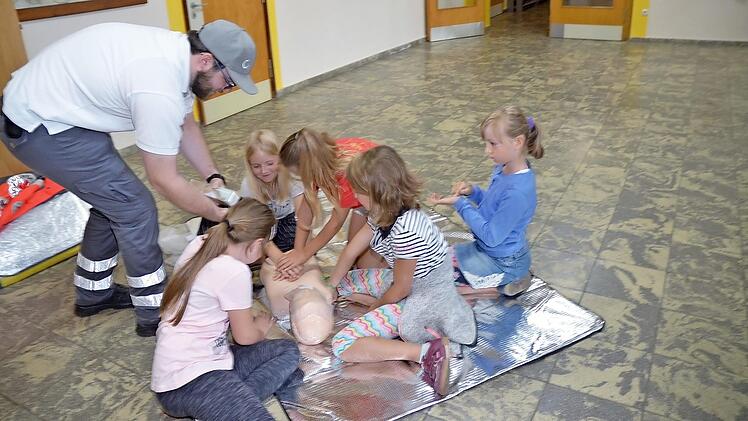 Ausbilder Robin Peter vom BRK erklärt den Reanimierungsvorgang mit anschließender Beatmung eines Notfallopfers. Foto: K.-H. Hofmann