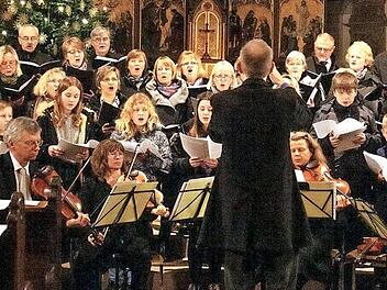 Der Laurentiuschor gestaltete mit dem Jugendchor und Streichern unter der Leitung von Wolfgang Schneider das Konzert in der Laurentiuskirche in Ebern.  Foto: Michael Mogath