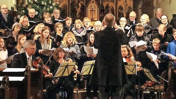 Der Laurentiuschor gestaltete mit dem Jugendchor und Streichern unter der Leitung von Wolfgang Schneider das Konzert in der Laurentiuskirche in Ebern.  Foto: Michael Mogath