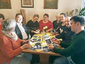 Klaus Steinhübl (rechts) zeigt den Zuhörern Marcus Müller, Ingrid Hilfenhaus, Diana Könitzer und anderen Informationsmaterial zum Thema "Trickbetrug".  Foto: Carmen Schwind
