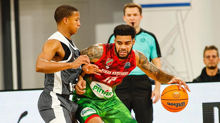 Bambergs Devon Hall (links) hält mit allem, was er hat, gegen den kräftigen D.J. Kennedy dagegen. Foto:  Daniel Löb
