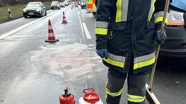 A73 bei Hirschaid: Auffahrunfall mit drei Fahrzeugen - Zwei Personen mit Rettungswagen abtransportiert