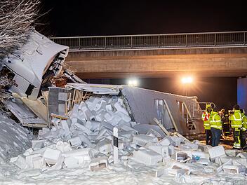 Lkw kippt auf schneeglatter A93 in der Oberpfalz um