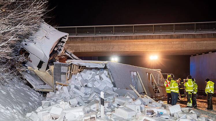 Lkw kippt auf schneeglatter A93 in der Oberpfalz um