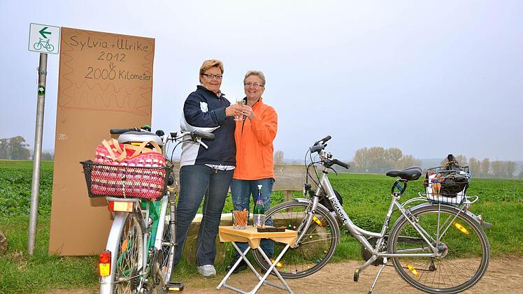 Ulrike Müller (links) und Sylvia Vogler stoßen auf ihren 2000. Fahrrad-Kilometer an.  Foto: Roppelt