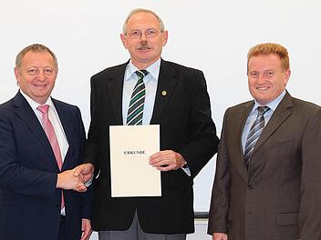 Josef Reichert (Mitte) bekam von Landrat Thomas Bold (links) eine Ehrenurkunde für besondere Verdienste um die kommunale Selbstverwaltung. Rechts Bürgermeister Matthias Klement.  Foto: Dieter Britz
