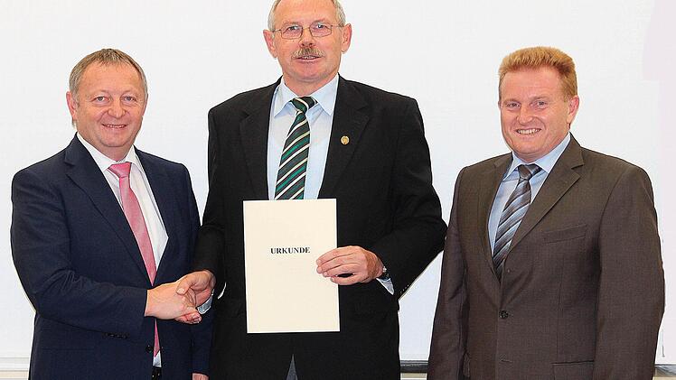 Josef Reichert (Mitte) bekam von Landrat Thomas Bold (links) eine Ehrenurkunde für besondere Verdienste um die kommunale Selbstverwaltung. Rechts Bürgermeister Matthias Klement.  Foto: Dieter Britz