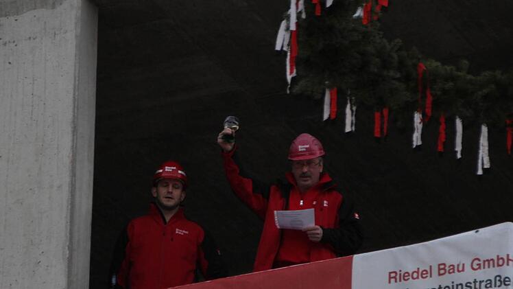 Den Richtspruch verkündet Polier Detlef Liche...