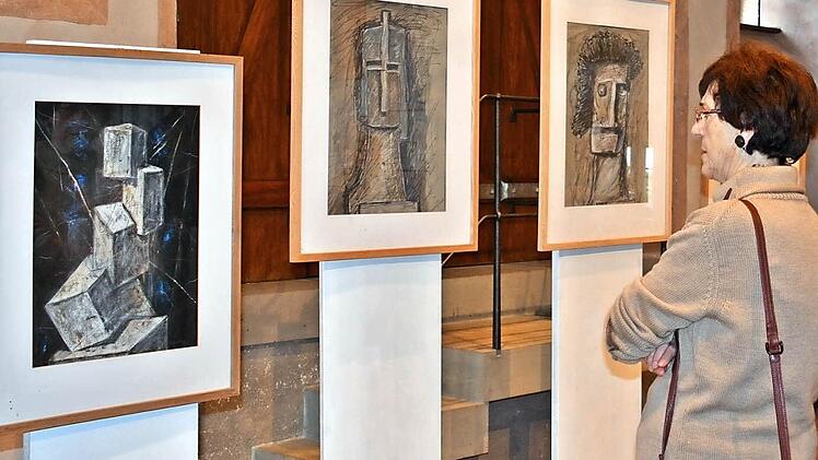 Plastiken, Skulpturen und Bilder stellt der Künstler Willi Grimm derzeit im Kloster Maria Bildhausen aus. Die Vernissage war Auftakt des Jahresprogrammes in der Einrichtung und sehr gut besucht. Fotos: Hanns Friedrich