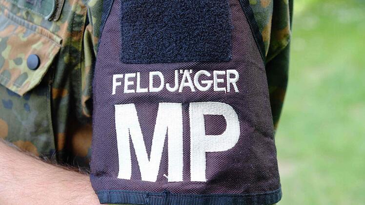 Viel Beachtung fand die Ausstellung der RK Machtilshausen im Julius-Echter-Saal, wo Pokale, Feldpost und Informationen zur Bundeswehr gezeigt wurden. Foto: Gerd Schaar