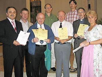 Hermann-Josef Conrads (St. Josef in Niederndorf), Manfred Welker (St. Maria Magdalena), Pfarrer Franz Noppenberger, Thomas Kotschenreuther, Baptist Lunz (Kirchenpfleger St. Marien in Haundorf), Bernhard Keller, Pfarrer Joachim Kauer und Maria Hertel (St. Otto) von links vor zehn Jahren bei der Installation des Seelsorgebereichs in Erlangen Foto: Archiv Welker