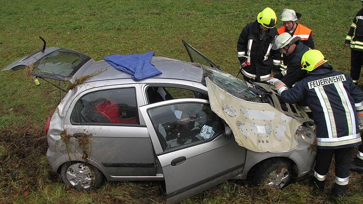 Ein Kleinwagen war am Freitag kurz nach 11 Uhr bei Kirchleus von der Straße abgekommen. Foto: Jürgen Gärtner