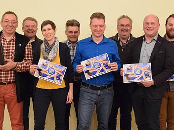 Kommunale und kirchliche Jugendarbeit arbeiten in Bischofsheim Hand in Hand (von links) Manfred Markert, Bernhard Eisenmann, Ursula Reinhart, Michael Handwerker, Dr. Thorsten Kapperer, Alexander Reiss, Bürgermeister Georg Seiffert und Julian Klemm.  Foto: Marion Eckert