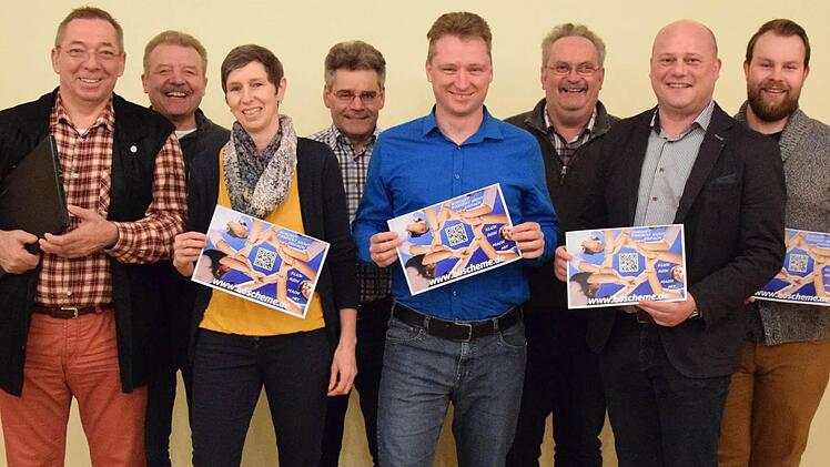 Kommunale und kirchliche Jugendarbeit arbeiten in Bischofsheim Hand in Hand (von links) Manfred Markert, Bernhard Eisenmann, Ursula Reinhart, Michael Handwerker, Dr. Thorsten Kapperer, Alexander Reiss, Bürgermeister Georg Seiffert und Julian Klemm.  Foto: Marion Eckert
