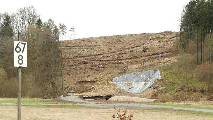 Über diese steile Rampe wird sie kommen: Die Talbrücke überquert zwischen Kauerndorf und Untersteinach die Bahngleise.