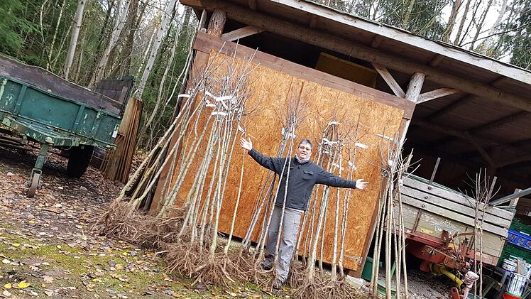 Das gibt Arbeit. Aber Dr. Günther Pfann freut sich auf die Pflanzaktion.  Foto: Pfann