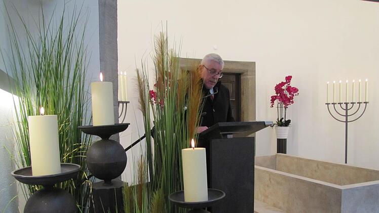 Oberbürgermeister Norbert Tessmer in der neu gestalteten Aussegnungshalle auf dem Glockenberg-Friedhof. Foto: Martin Koch