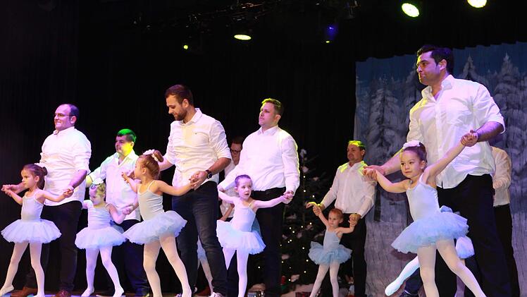 Auch die Papas zeigten bei der Weihnachtsgala gemeinsam mit ihren Sprösslingen ihr Können. Fotos: Michael Wunder