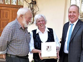 Unser Bild zeigt das Jubelpaar Reinhold und Ilona Zimmermann mit stellvertretendem Bürgermeister Klaus Amschler.  Foto: Werner Reißaus