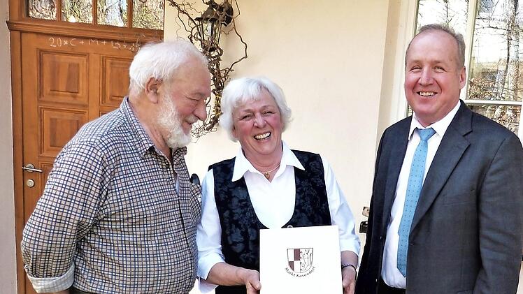 Unser Bild zeigt das Jubelpaar Reinhold und Ilona Zimmermann mit stellvertretendem Bürgermeister Klaus Amschler.  Foto: Werner Reißaus