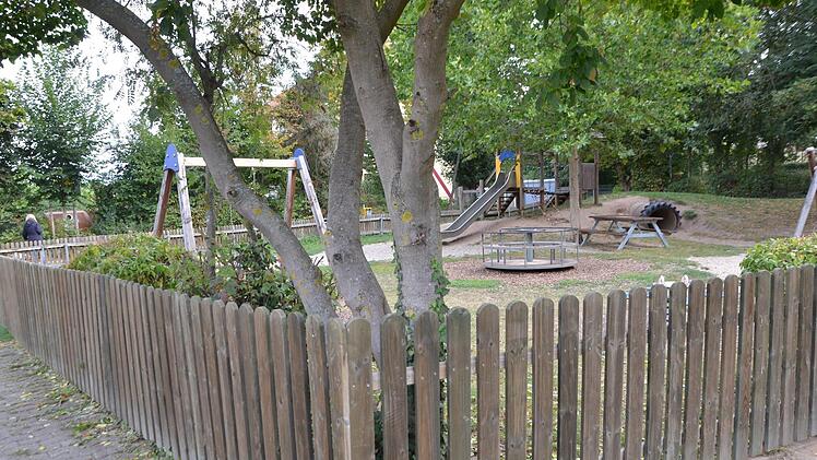Der Zaun bleibt und soll die Kinder schützen.  Fotos: Bernhard Panzer