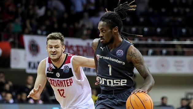 Paris Lee entschied das Duell der Aufbauspieler gegen Sarunas Vasiliauskas klar f&uuml;r sich. Der Bamberger kam auf 13 Punkte und sechs Assists, der Litauer im Trikot von Gaziantep lediglich auf f&uuml;nf Z&auml;hler und vier Vorlagen. Foto: championsleague.basketbol