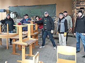 Die Helfer des Rotary Clubs Haßfurt verluden die Hilfsgüter für Doboj in Pfaffendorf. Von dort ging es nach Bosnien-Herzegowina.  Foto: Andreas Linder