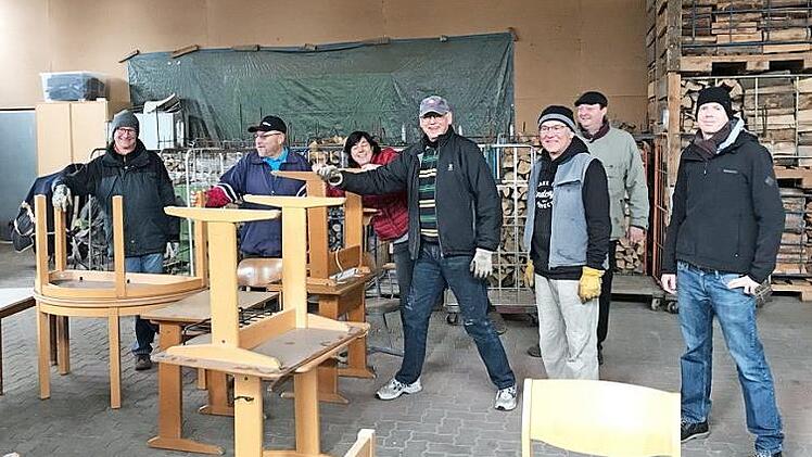 Die Helfer des Rotary Clubs Haßfurt verluden die Hilfsgüter für Doboj in Pfaffendorf. Von dort ging es nach Bosnien-Herzegowina.  Foto: Andreas Linder