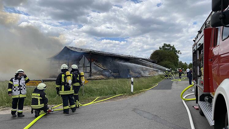 Zwei Lagerhallen stehen in Vollbrand