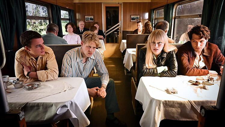 Vier junge DDR-Kreative müssen sich entscheiden:  Karriere im Osten oder Unsicherheit im Westen (von links): Peter (Johannes Meister), Siggi (Karl Schaper), Carla (Alli Neumann) und Sasha Goldberg (Jeff Wilbusch) sind unterschiedlicher Meinung.