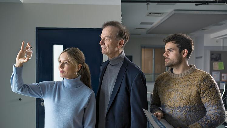 Wartet hier das ewige Leben? Linett Wachow (Stefanie Stappenbeck),  Nils Makowski (Lucas Reiber, rechts)  uns Reddemann (Arnfried Lerche) bewundern das Mittelchen.