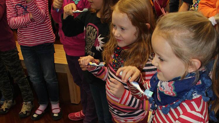 Selina, Svenja, Lisa, Mia, Elly präsentiren sich als erprobte Zahnputzerinnen. Foto: Ralf Kestel