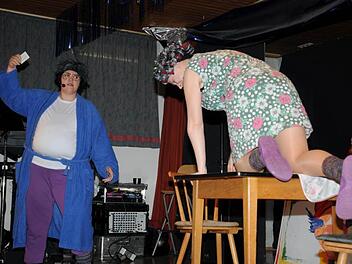 Nur mit einer Jokerkarte konnte sich Ehemann (Andrea Förster) vor Ehefrau (Tanja Schmidt) bei einem gemütlichen Abend retten. Foto: Gerold Snater