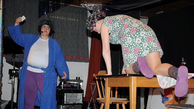 Nur mit einer Jokerkarte konnte sich Ehemann (Andrea Förster) vor Ehefrau (Tanja Schmidt) bei einem gemütlichen Abend retten. Foto: Gerold Snater