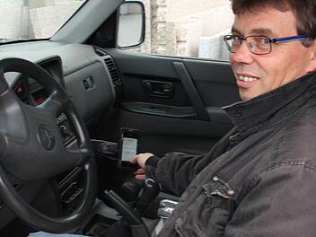 Rudolf Fröba hat sein Handy in der Freisprechanlage eingerastet. Rund um den Firmensitz in Buchbach funktioniert es, aber auf den Weg zu den Baustellen werden die Gespräche oft unterbrochen. Foto: Friedwald Schedel