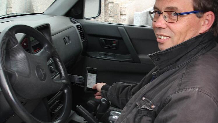 Rudolf Fröba hat sein Handy in der Freisprechanlage eingerastet. Rund um den Firmensitz in Buchbach funktioniert es, aber auf den Weg zu den Baustellen werden die Gespräche oft unterbrochen. Foto: Friedwald Schedel